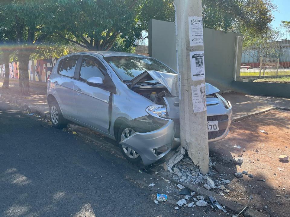 Foto 7 de 7 — Motorista fica gravemente ferido após bater carro contra poste na Vila Xavier, em Araraquara